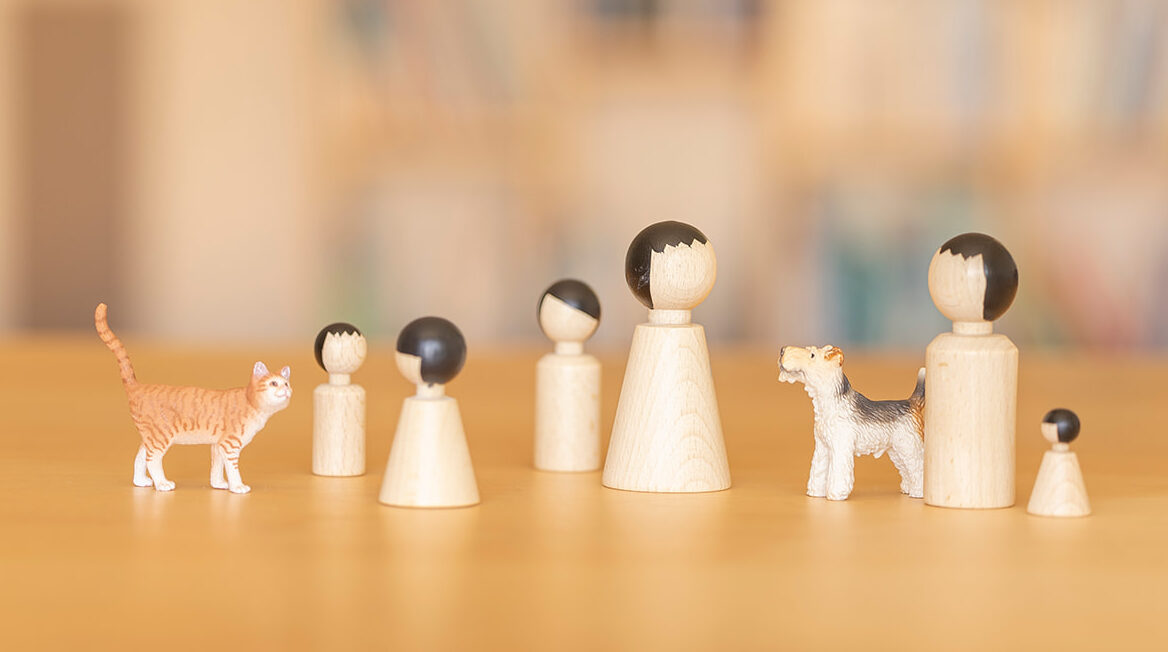 intuitiveaufstellung-mit-holzfiguren-fuer-mensch-und-tier